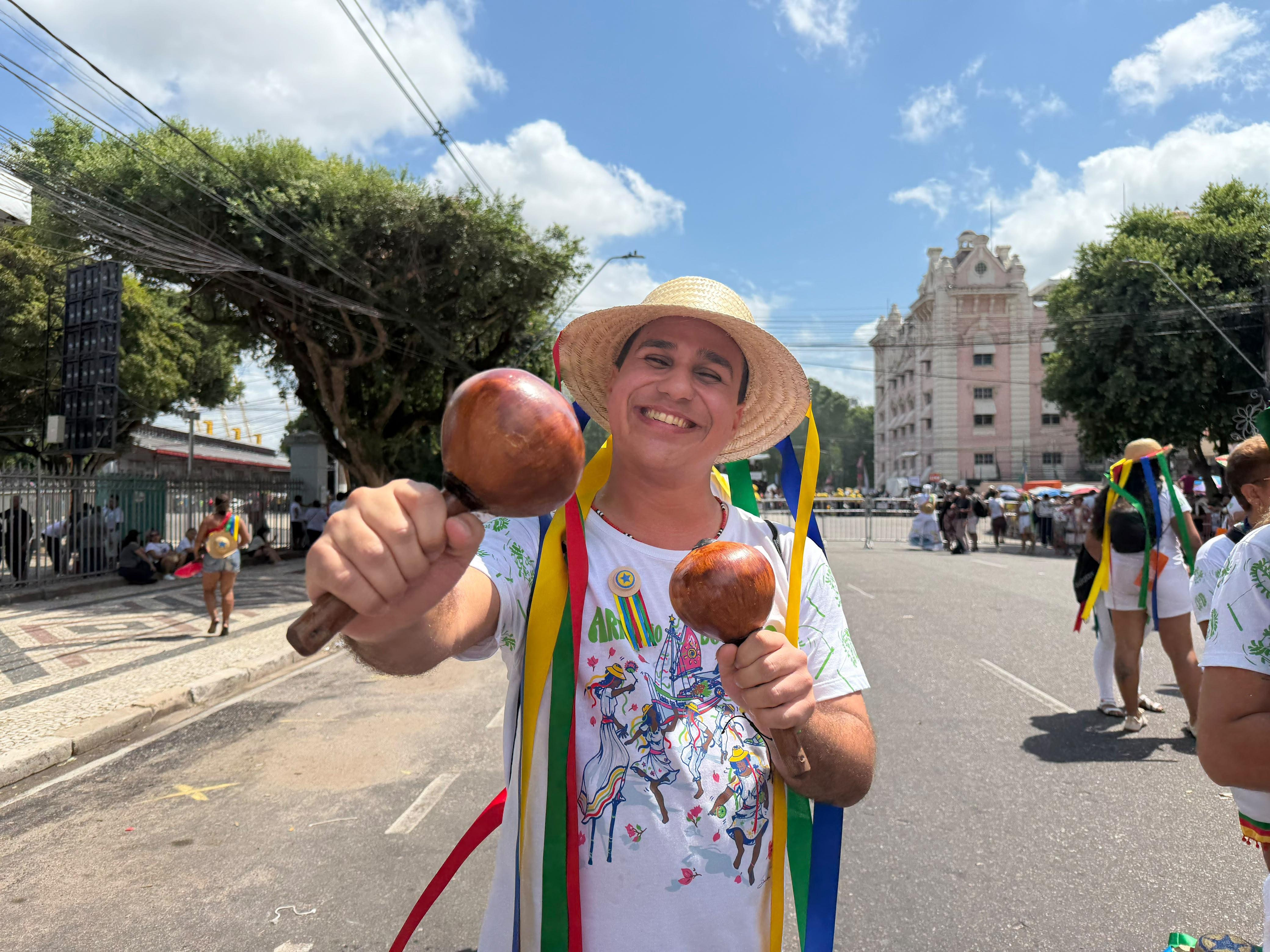Psicólogo Hyan Teixeira estreia no cortejo que faz homenagem a Nossa Senhora de Nazaré e